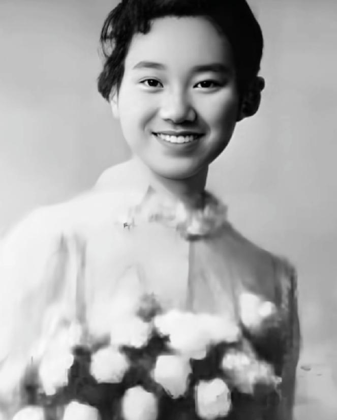 被日寇撕成两段，整整四十年后，人们才恍然知晓：那个沉没于昆城湖底的女子，就是传说