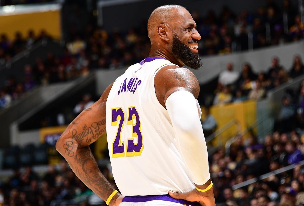 詹姆斯毁了扣篮大赛？近日，凯尔特人名宿加内特在参加一档播客节目中谈到了湖人球星詹