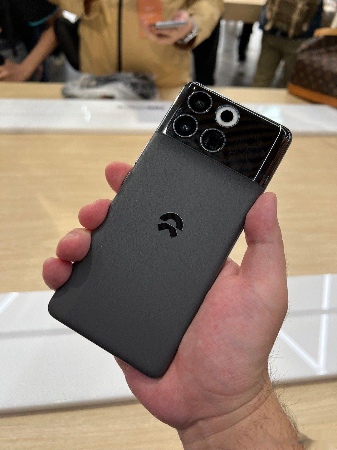 蔚来手机NIO PHONE实机上手体验，手感很圆润，重量很轻，侧面的车控快捷键是