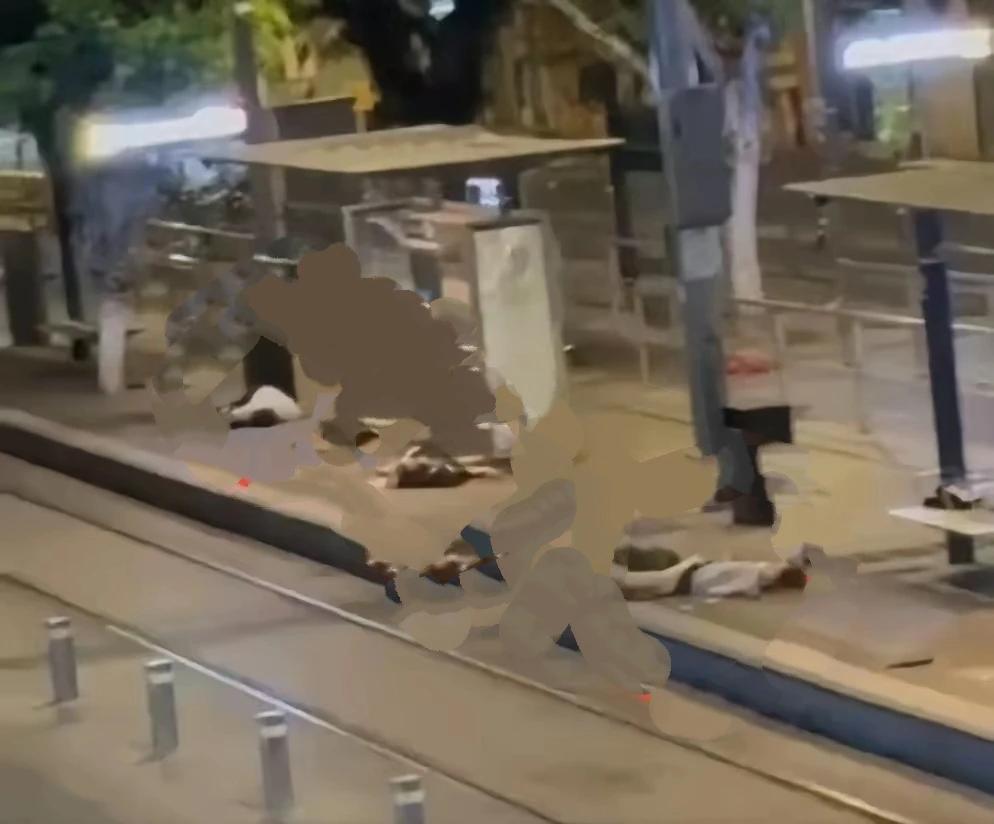 路边枪击，死了三人。据说是巴勒斯坦人摸过来复仇的。