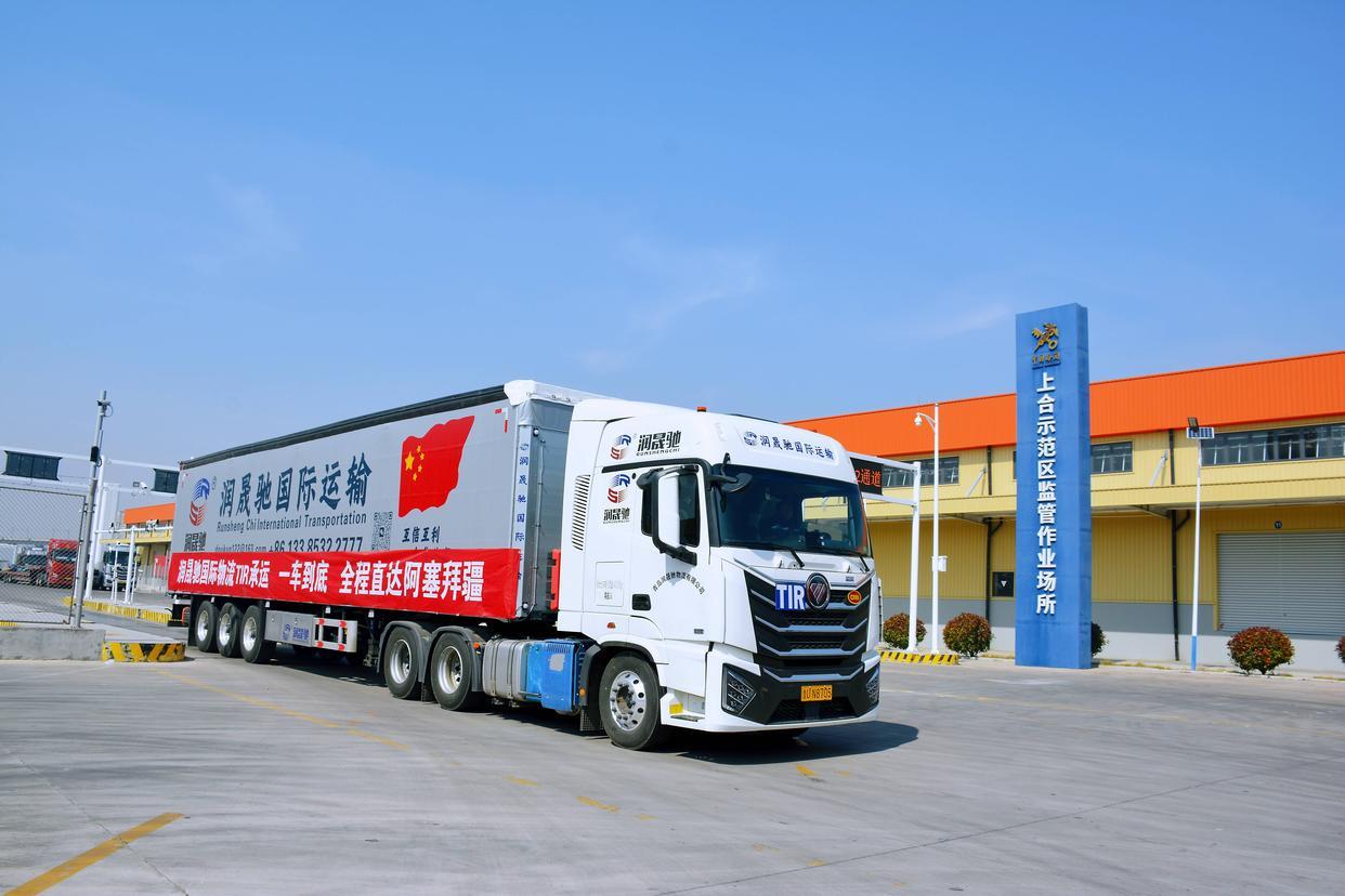 青岛震撼首发！7辆重卡夜奔万里直抵阿塞拜疆，中国陆运“钢铁驼队”破冰西亚，全球物
