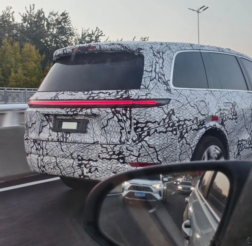 遇到了伪装车，看样子像理想，有知道是啥车的吗 