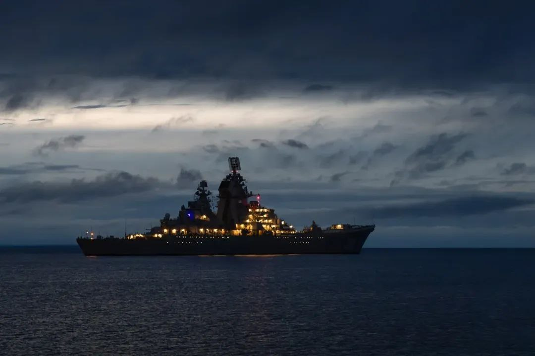 🔻进行海试中的现代化改进基洛夫级核动力巡洋舰纳西莫夫上将号。🔻这种鳞次栉比的