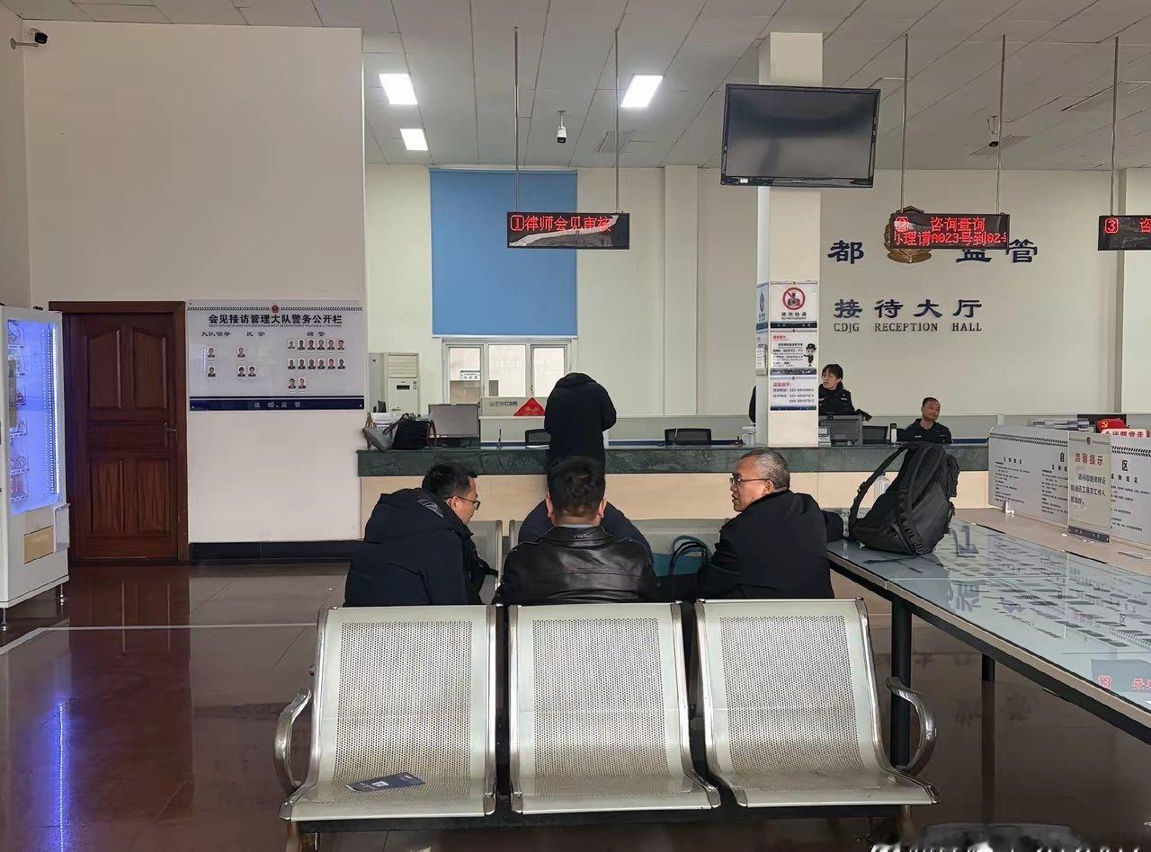 犯罪嫌疑人刘虎和巫英蛟的代理律师，昨天在成都市看守所等了一天，没有见到巫英蛟。看