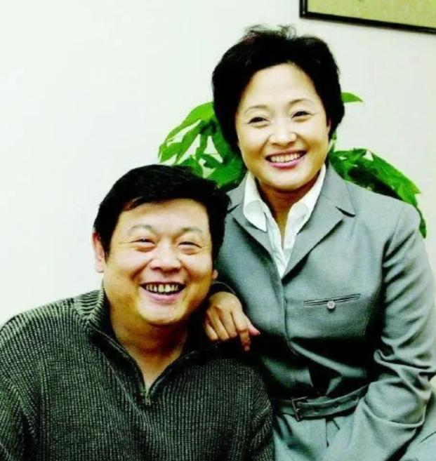 2005年，傅彪患肝去世后欠下了200多万的巨债，张秋芳立刻出售家中的别墅还钱，