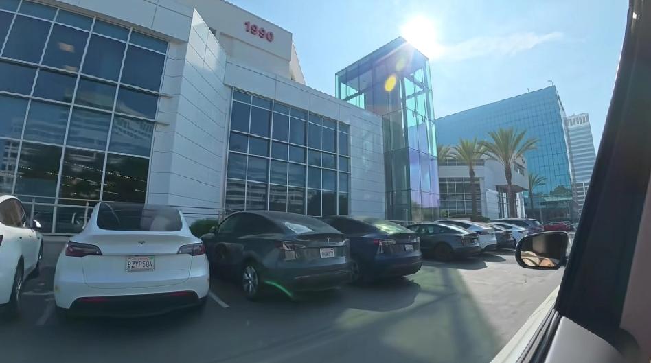 有好事者，去贾总的新总部探寻。
新总部一共两栋，每栋2层3层的样子，面积一共84