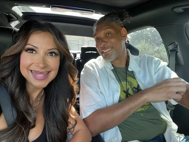 NBA的超级巨星邓肯带家人参加电影节，老婆瓦妮莎很美
邓肯作为NBA的超级巨星，