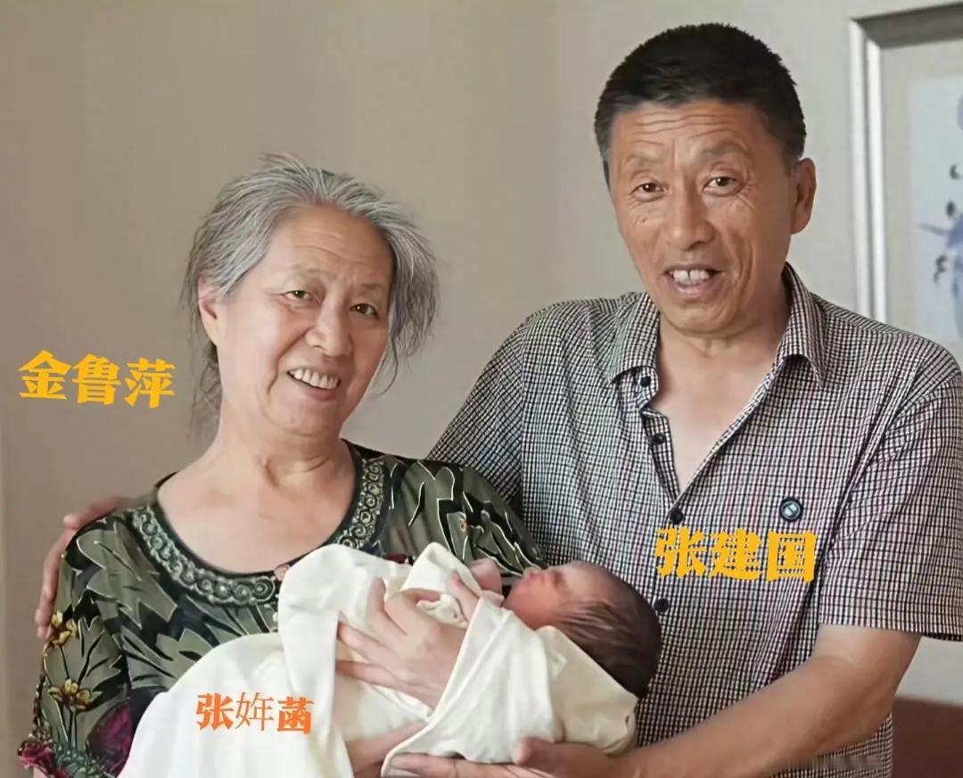张雪峰女儿张姩菡与奶奶合照，张姩菡与奶奶近照VS张姩菡与奶奶11年前的合照，奶奶
