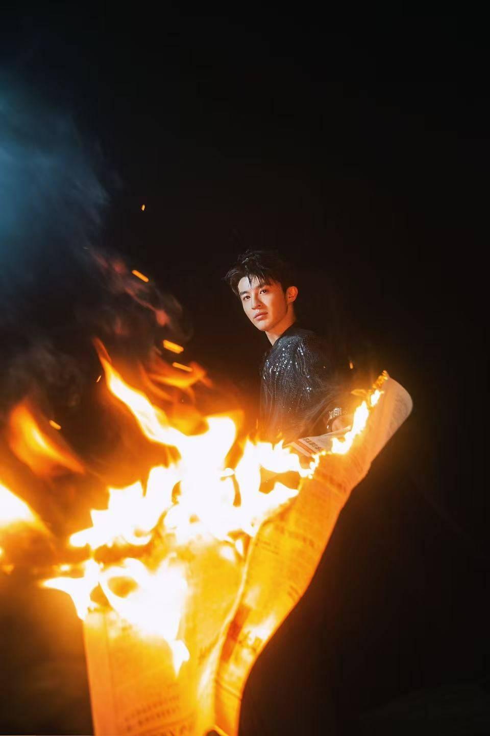 郑斯仁暗夜行者主题写真发布。

 5 月 15 日，艺人郑斯仁的暗夜行者主题写真