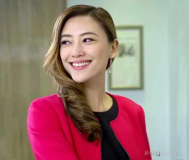 应采儿在节目中说，带小孩只要有爸妈，还好，是自己的爸妈，我爸会问我儿子，今天是想
