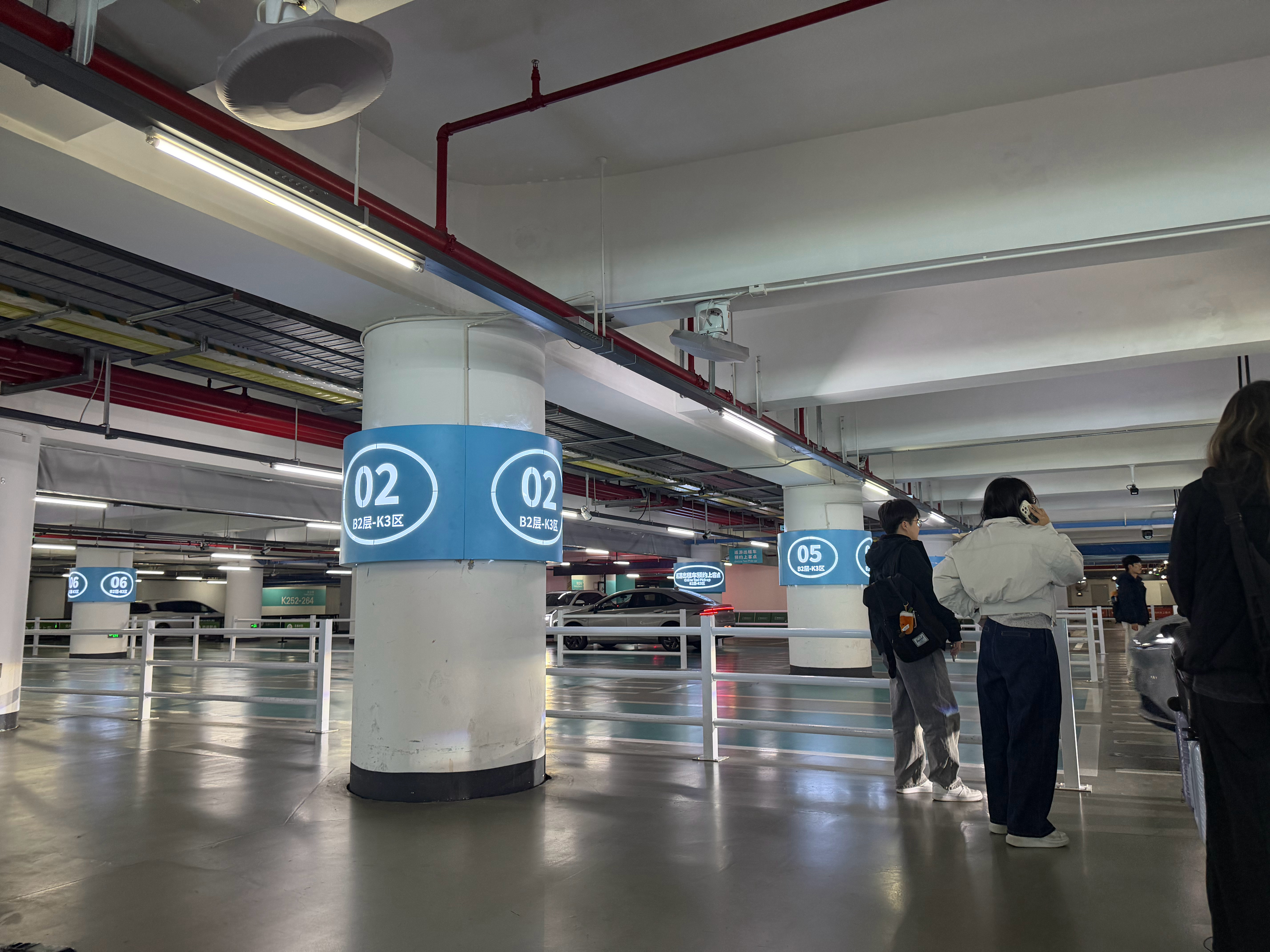 杭州机场大的呀，下飞机一小时了还在等车话说我这司机的大花袄感觉像是到了大东北出差