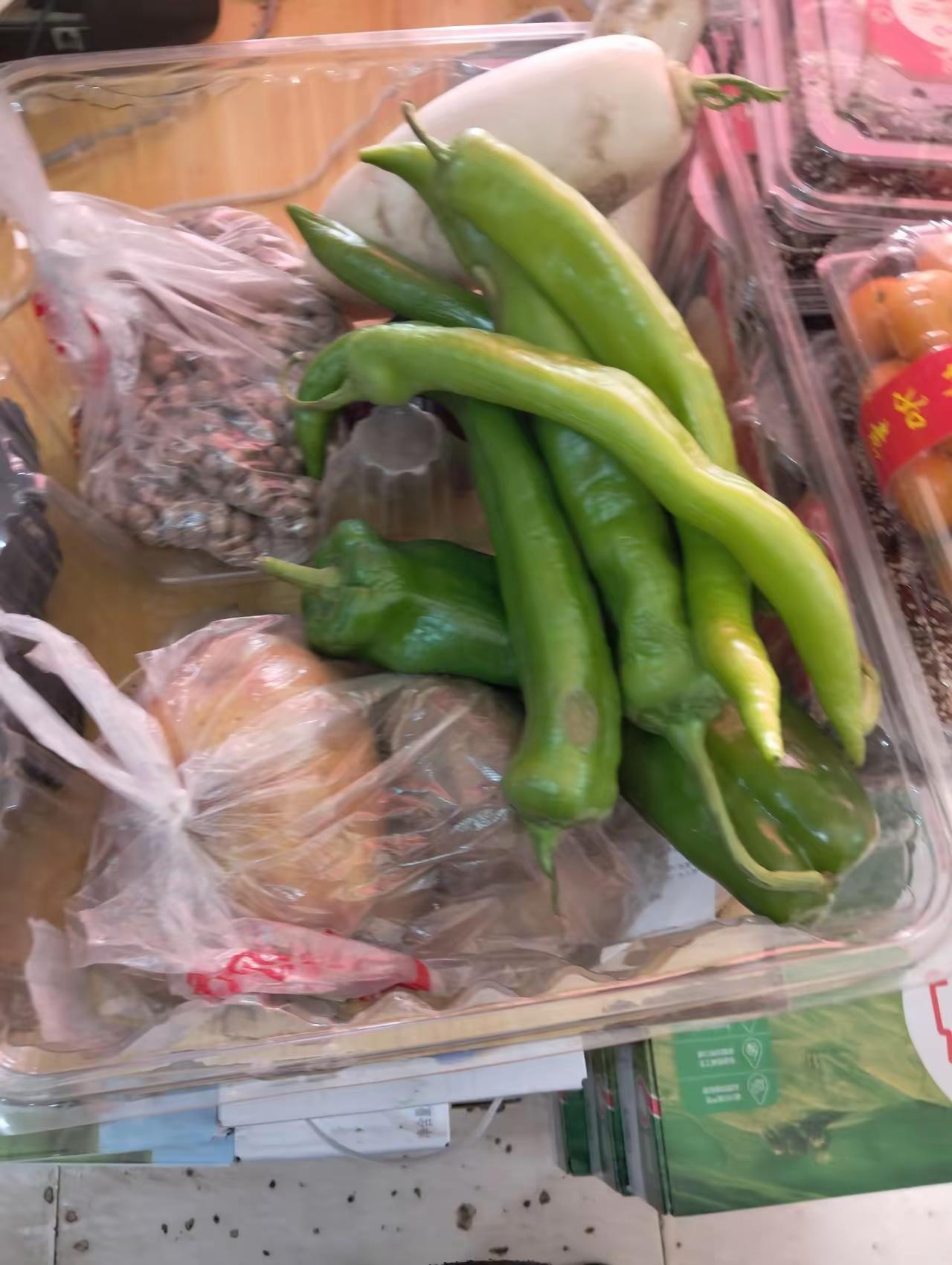 你能接受这习惯吗？
打折菜、处理菜、廉价菜，按包卖，按袋卖，甚至是按堆卖，特别是