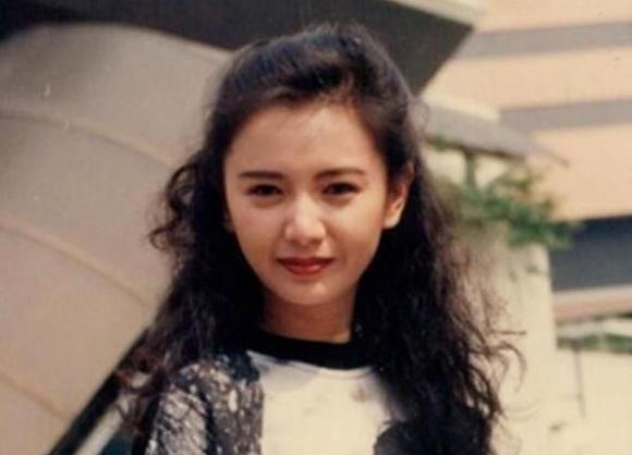 2002年，37岁的曾华倩签完离婚手续，自己主动不要婆家那一堆有钱人家产，房子存