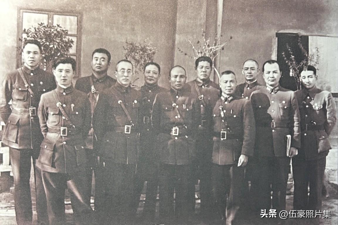 1940年4月，河口出席第五战区军事会议的将领合影（右二黄琪翔、右三张自忠、右四