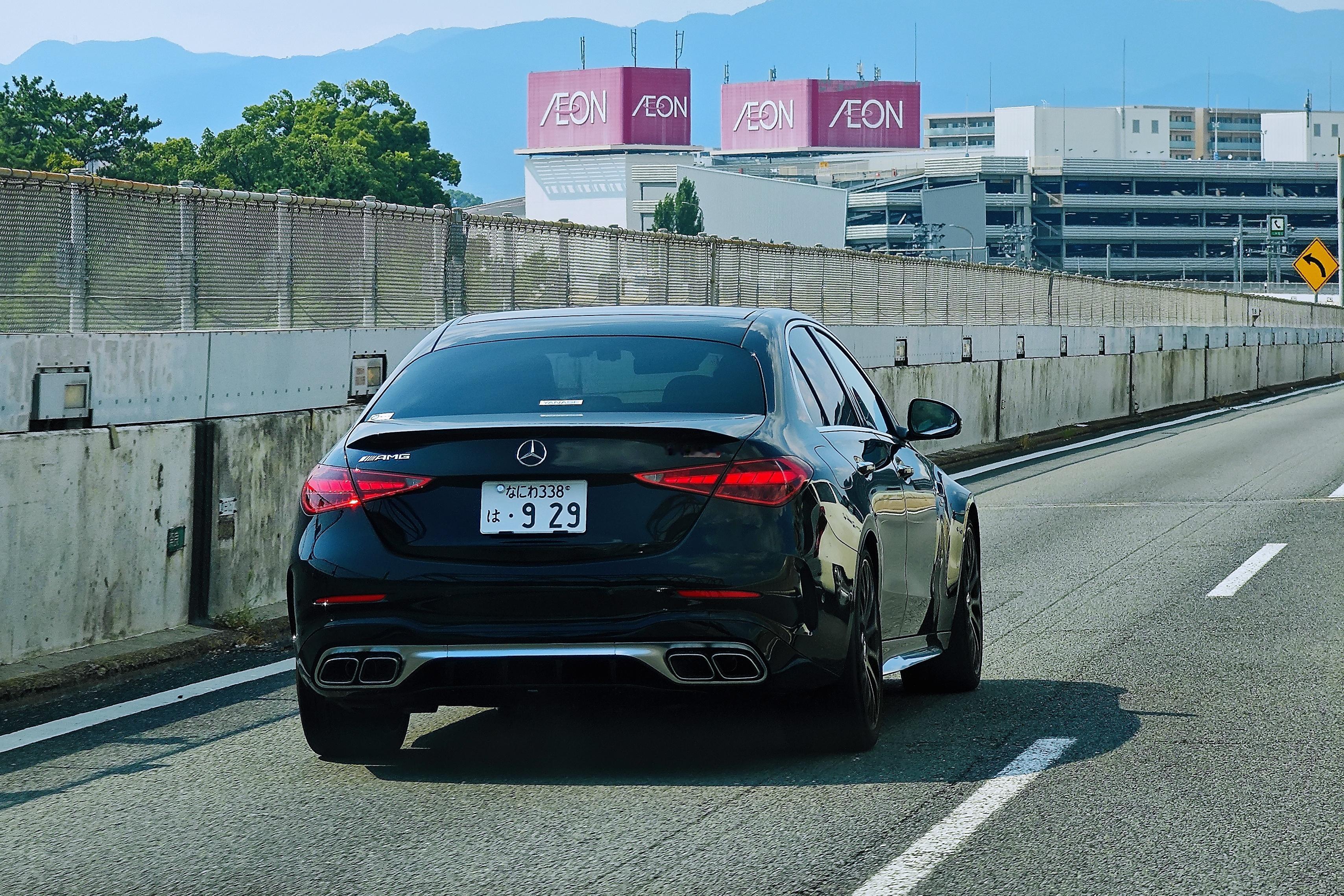 偶遇四缸AMG C63，国内卖 119 万那款 [doge] 远看以为改了山寨排