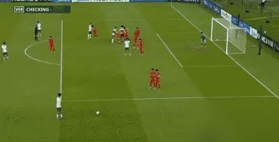 他在3比0领先后还钻进球门捡球，这种“赶尽杀绝”的劲头简直让对手崩溃。

越南队