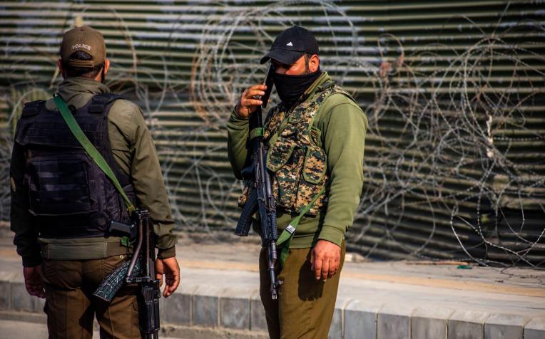 印度警察与国产葛达克突击步枪，打电话的，另一个是保加利亚arm