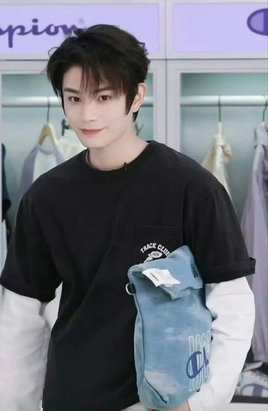 今日份男星活动怼脸生图🈶，友友们来品鉴丁禹兮，侯明昊，周柯宇丁禹兮美式男大转场