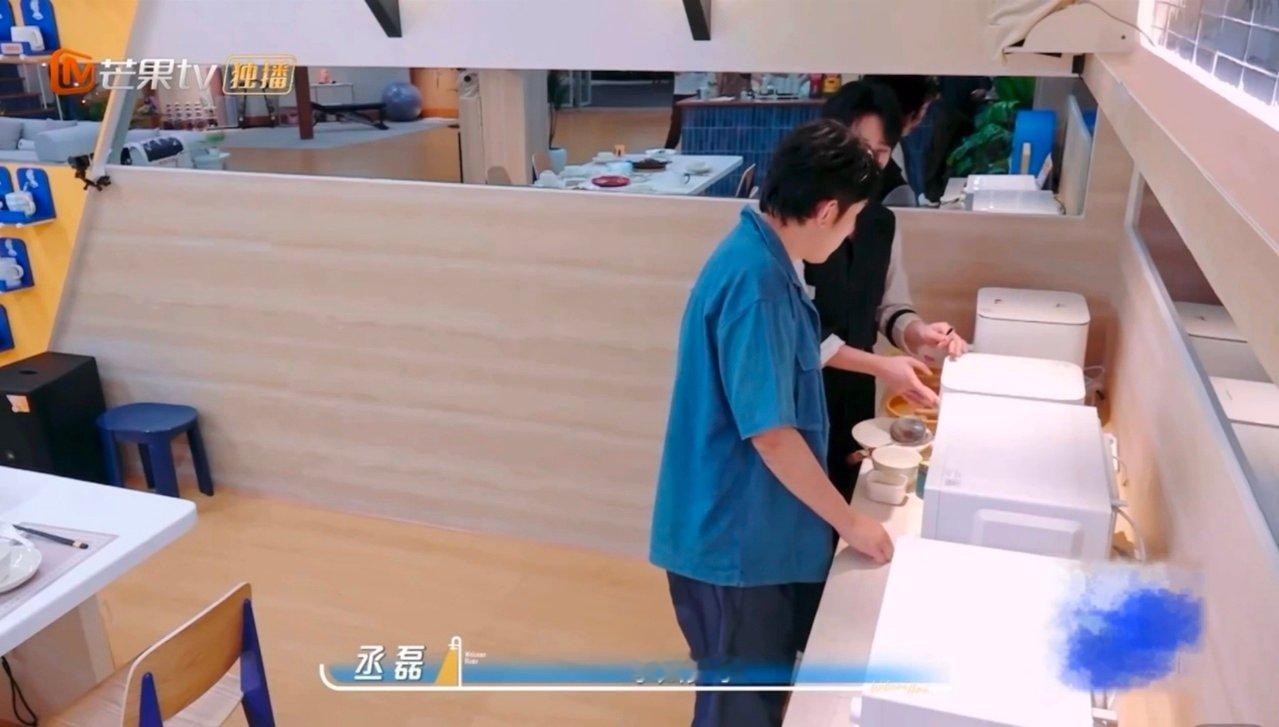 丞磊野路子排骨翻车了我们的宿舍 宿舍美食大赛最大笑点诞生，丞磊自信满满下厨，最后