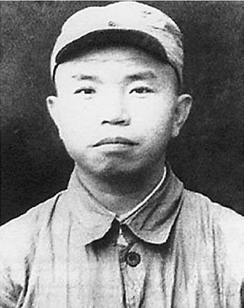 中原突围前上级要求皮旅干部换便衣，皮定均当场严令：谁敢换衣服就枪毙谁！

194