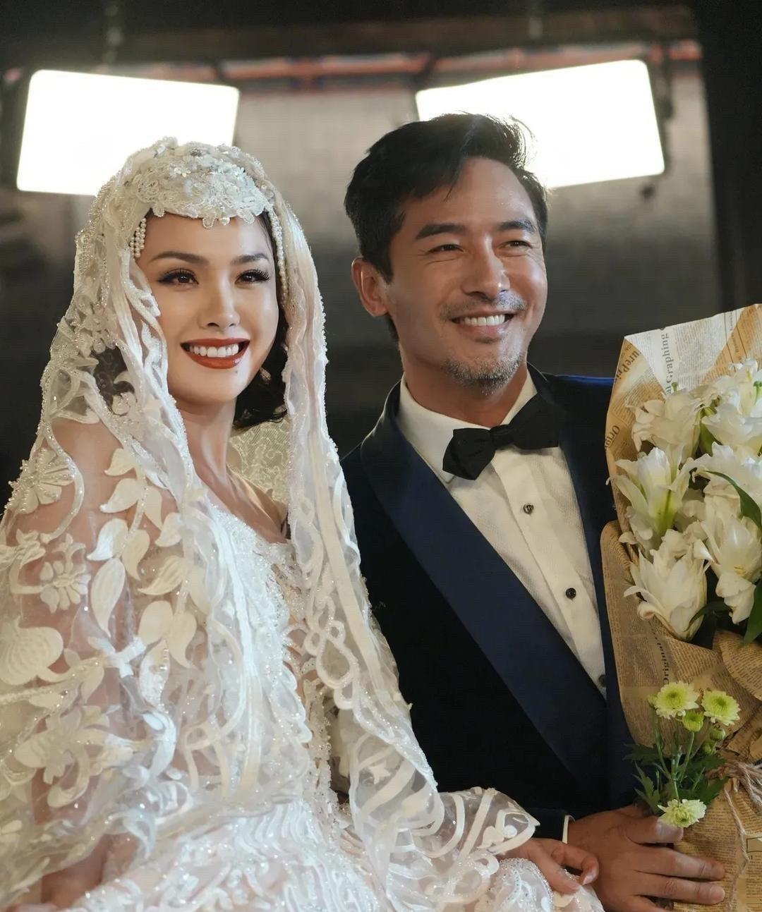 程莉莎晒16年前山东老家婚纱照，直接把吃瓜点拉满。当年农村流水席上，她穿劳伦斯许