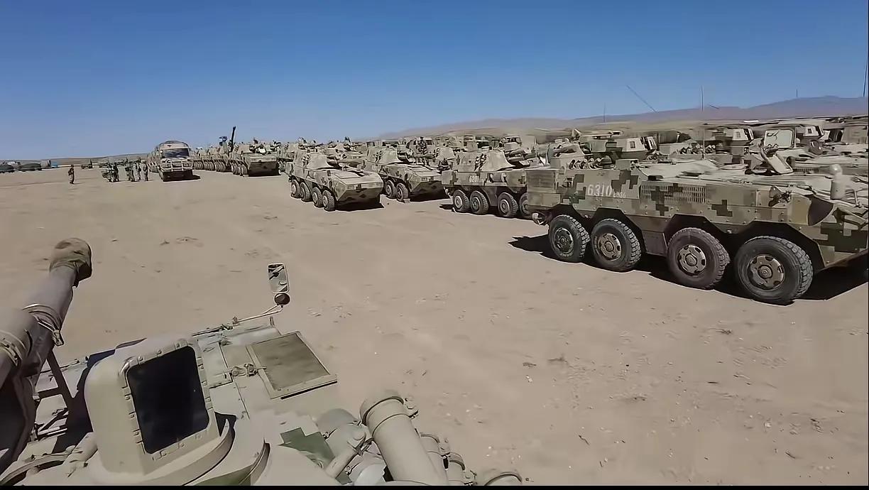 美军某基地，黑压压一片装甲车。评论很扎心，现在是无人机的天下，谁搞这种愚蠢的地面