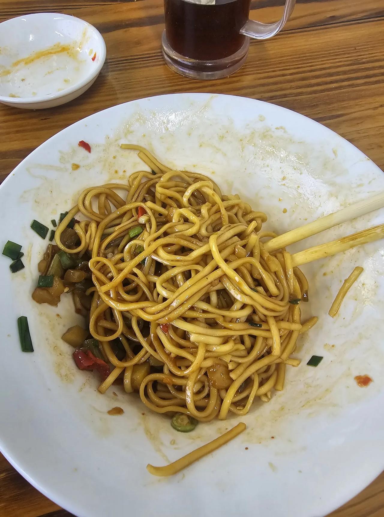 吃的饭挺无语的…
一个饭吃的真挺无语
本来今天天气太热
加上起来也挺晚
所以去楼