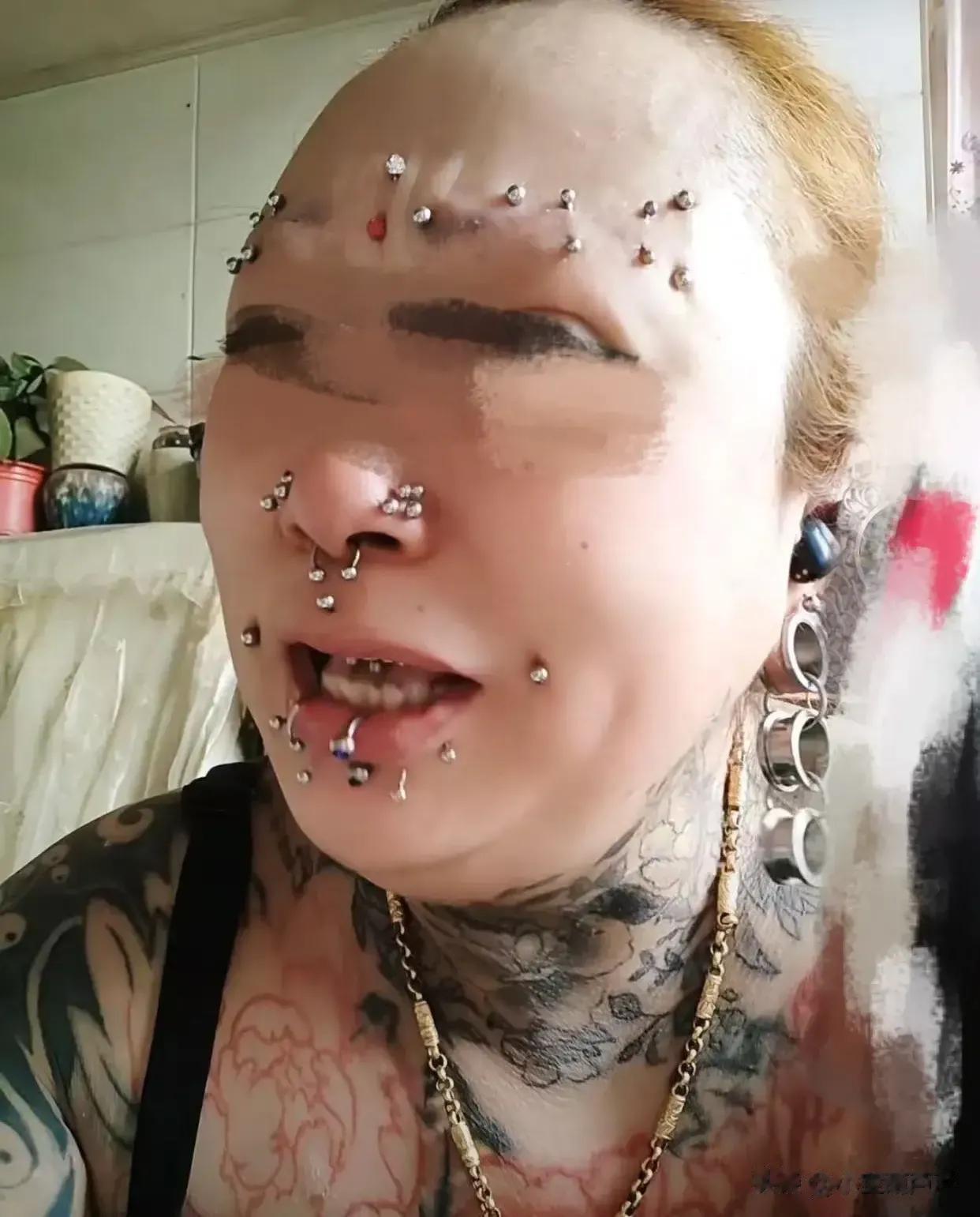 你家如果有个这样的老太太，
能接受吗？
说良心话，我可接受不了。
这疙疙瘩瘩的，