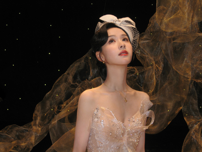 这么近那么美周末欣赏陈都灵的美陈都灵香槟裙白色礼帽look 这么近那么美周末欣赏