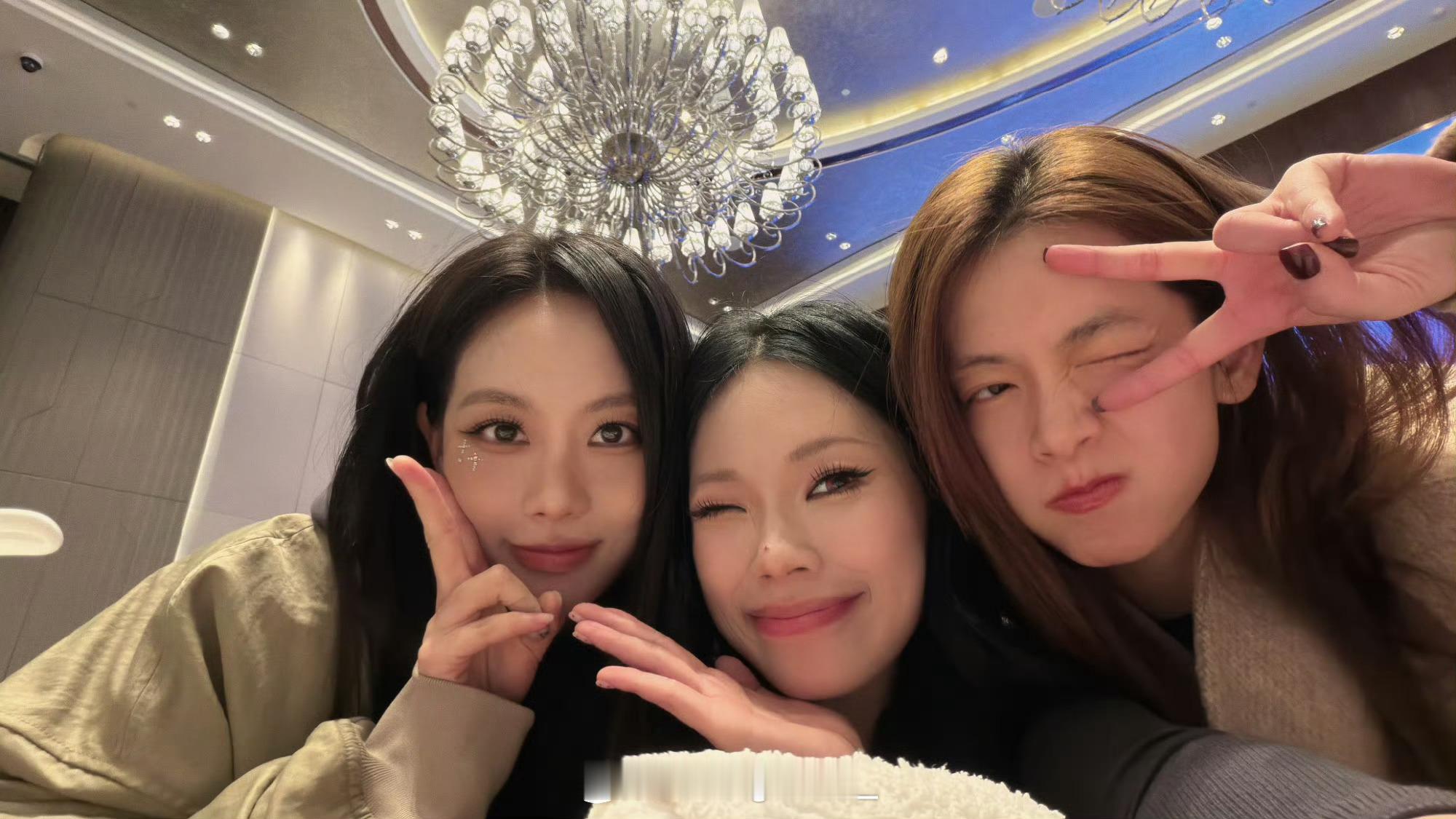 美女联动！万妮达晒出和王霏霏、陈昊宇的合影！万妮达