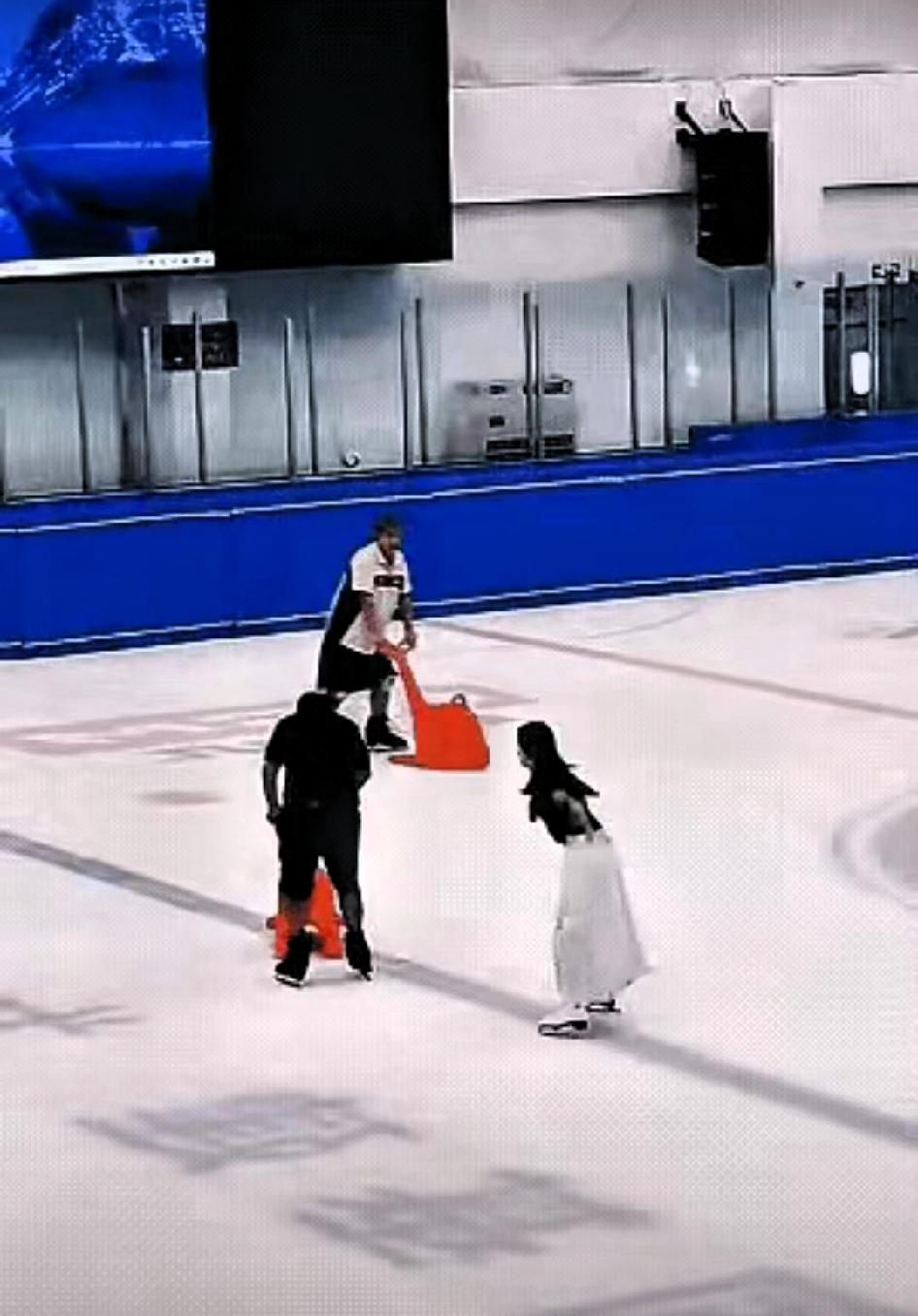 滑冰场突发一幕引热议：女孩失控瞬间薅掉男员工裤子，意外该不该被指责？
 
近日，