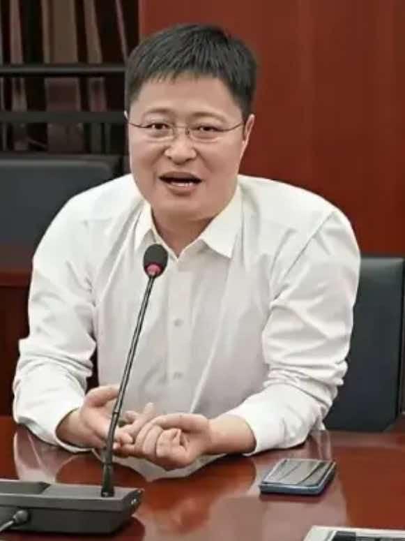 看了张海峰酒局事件，
我立刻做了三个决定。

第一，把正在学习的孩子拉来，坚决不