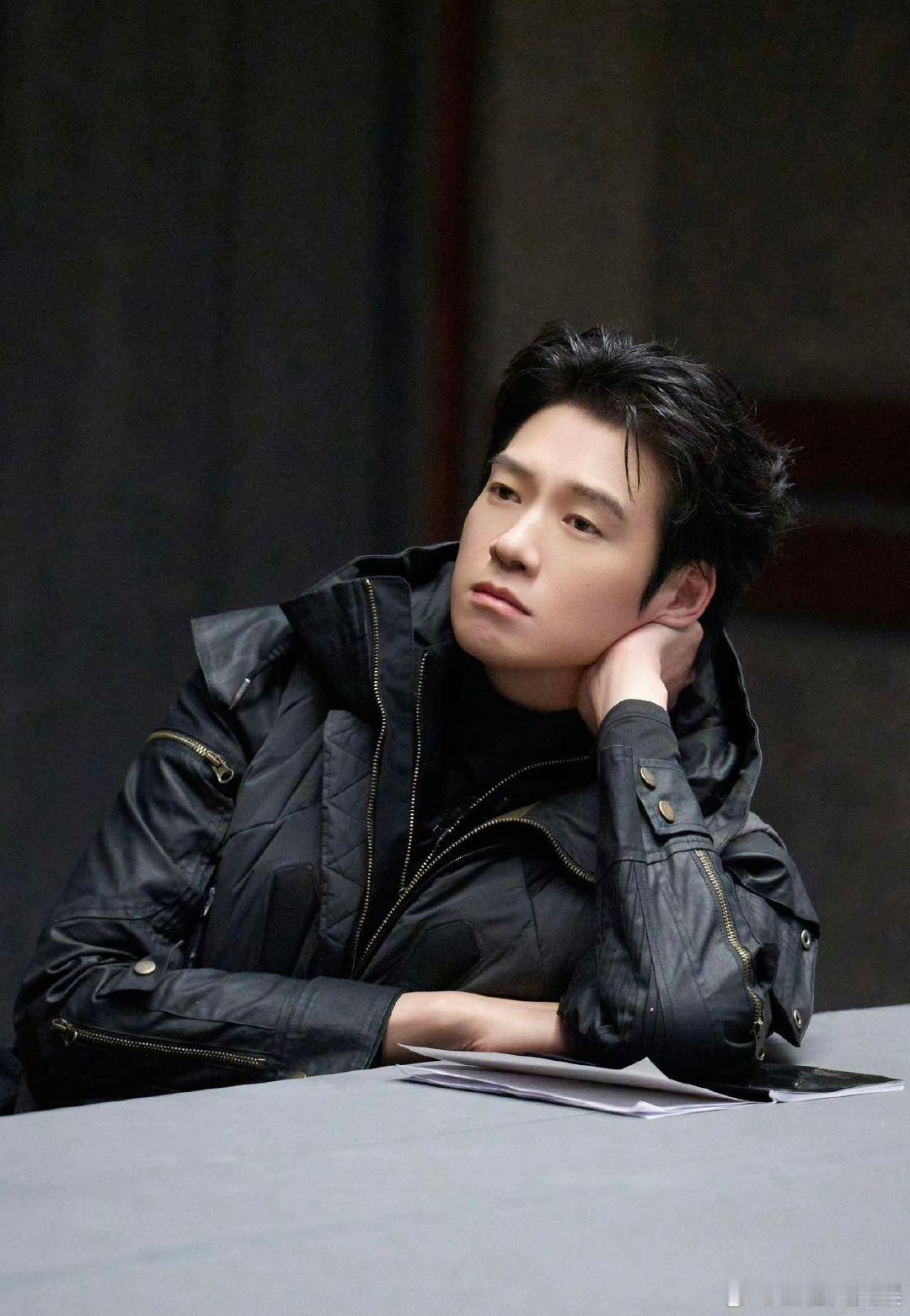 魏大勋玩梗不要相信任何人大侦探 勋五名这段安全感直接拉满！一边稳稳接住何王子，一