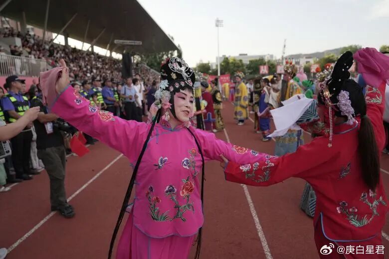 CNN也开始关注中国“村超”了1）世界杯结束了，但是，世界各地人们对于足球的热爱