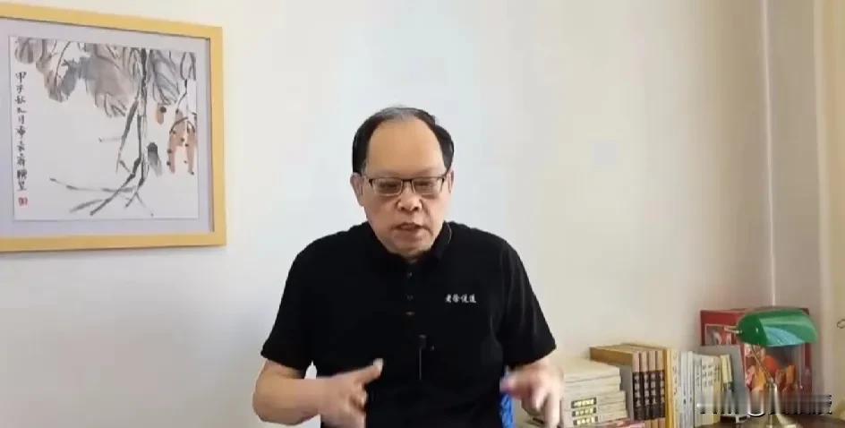 老徐是个顾家的人，很爱他老婆
每天早上都要到厨房
站在板凳上给他老婆做早餐。
吃