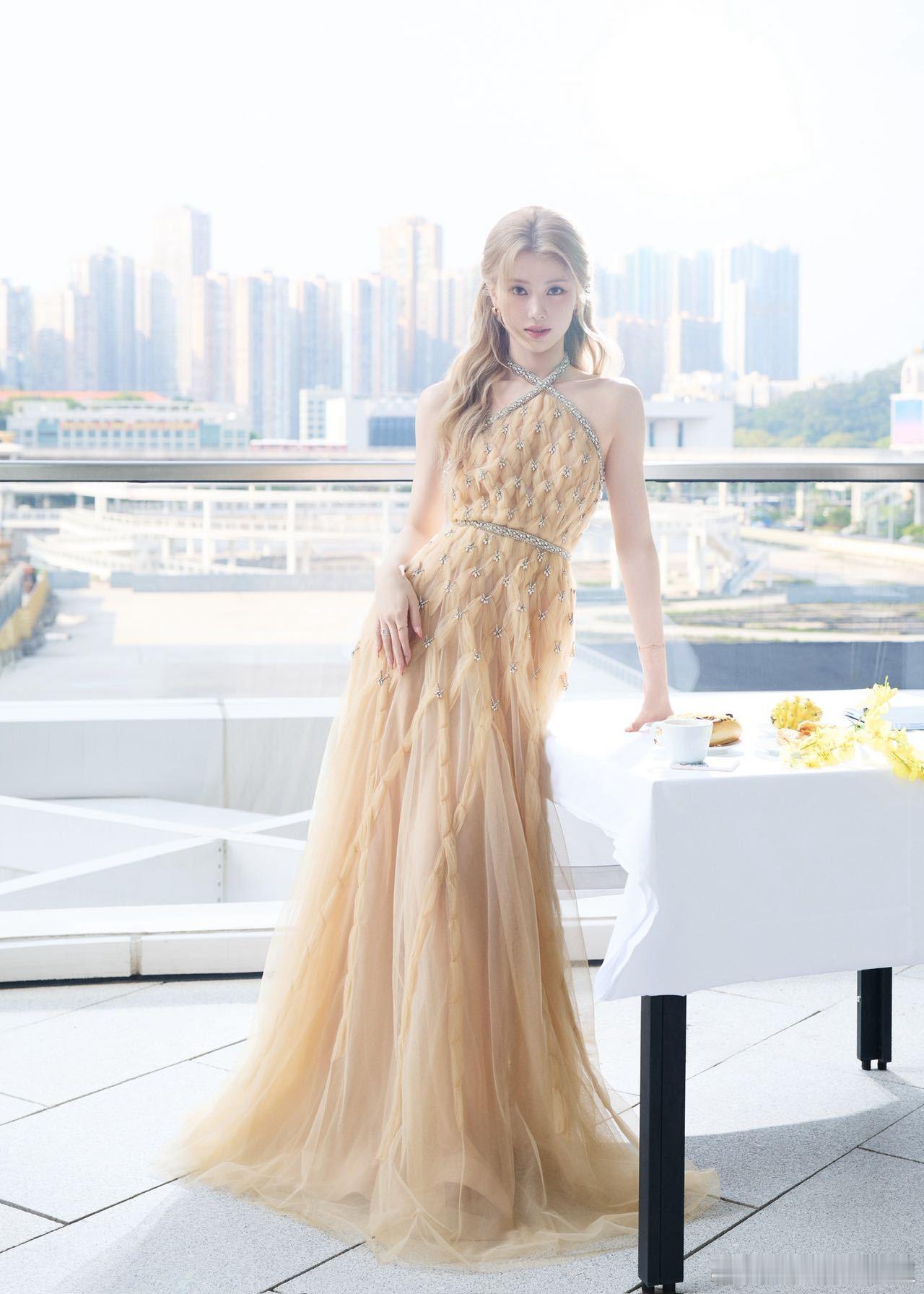 沈小婷鎏金慵懒假日 沈小婷简直是人间富贵花！鎏金纱裙搭配精致编发，清冷金发美人既