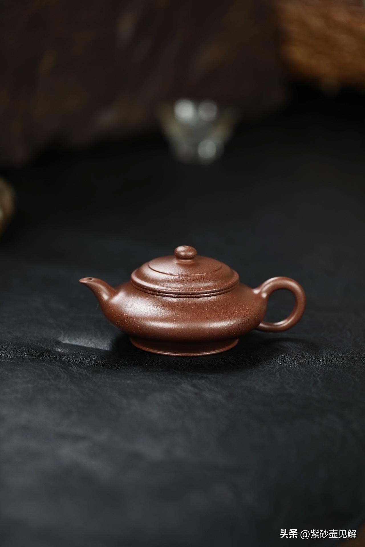 紫砂壶养壶：一场急不得的修行
三年前朋友送我第一把紫砂壶时，我犯过几乎所有新手都