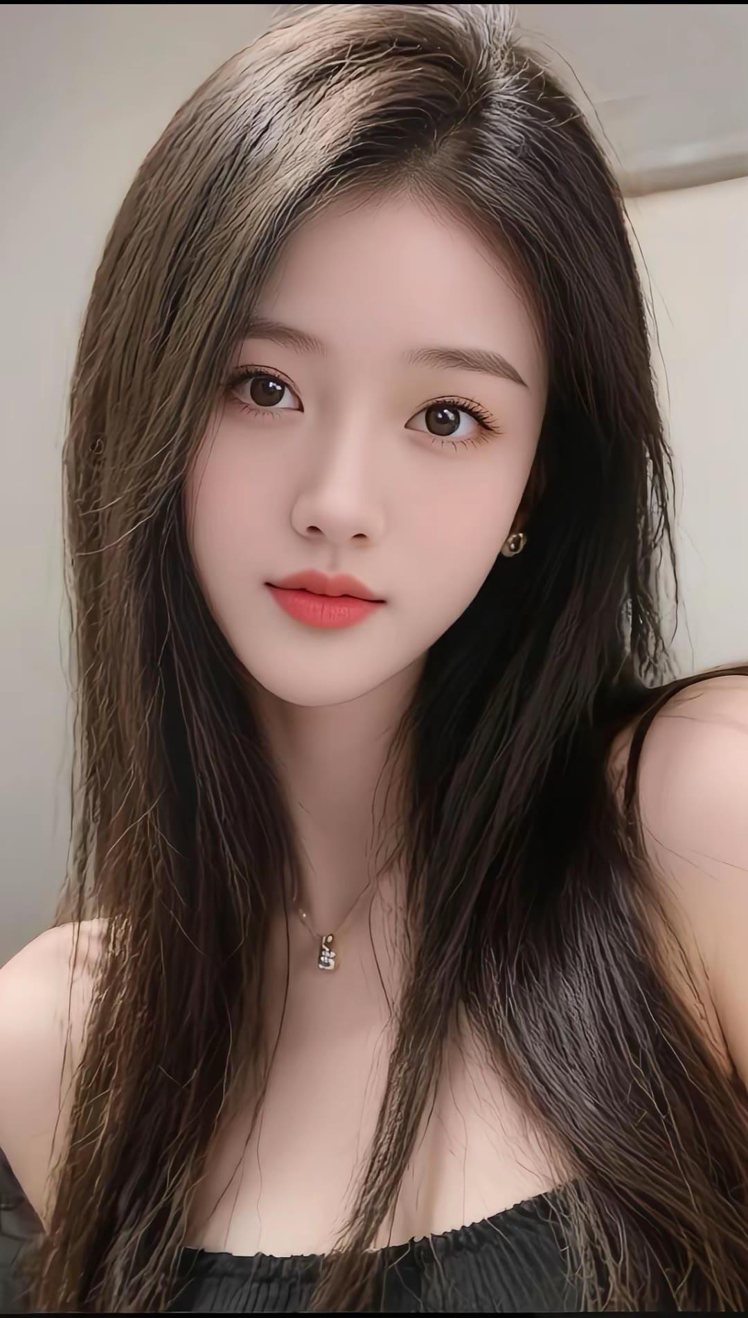 甜美少女风，温柔动人，粉色唇妆，黑色吊带裙，优雅迷人。