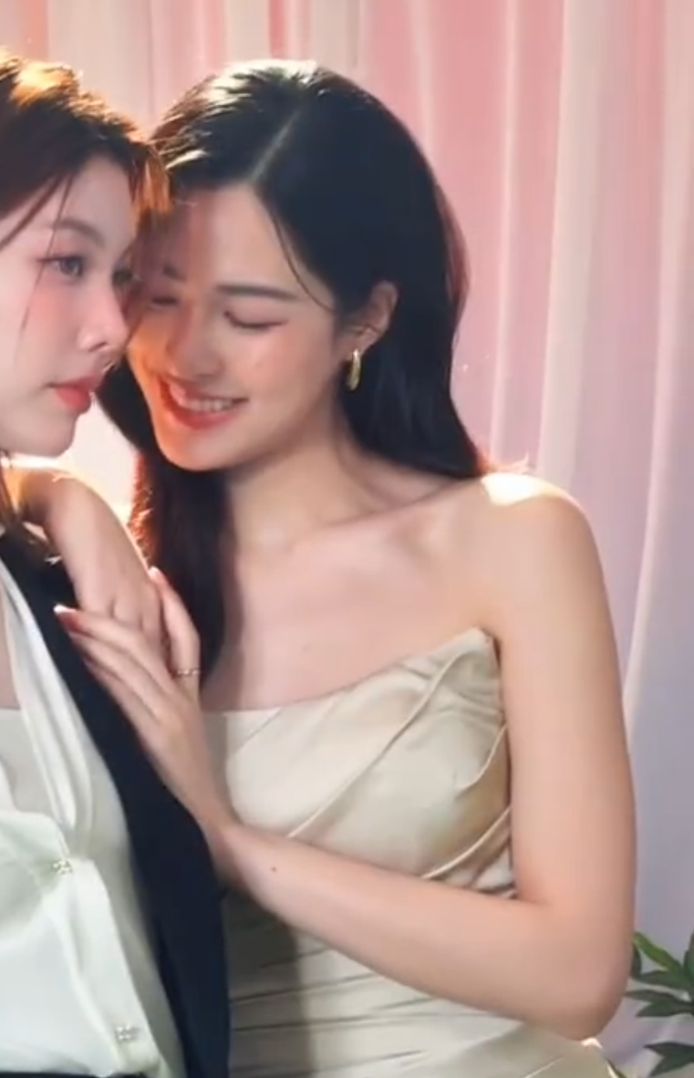 满意的时候脸上的笑容是相似的 