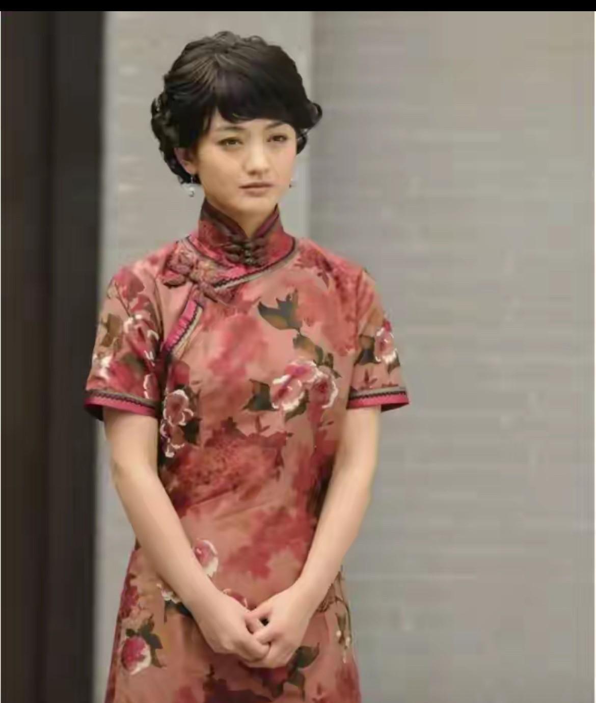 地主老财落魄卖饼。
特务头子心软放人。
谁能想到他敢杀特务？
天津卫的街头