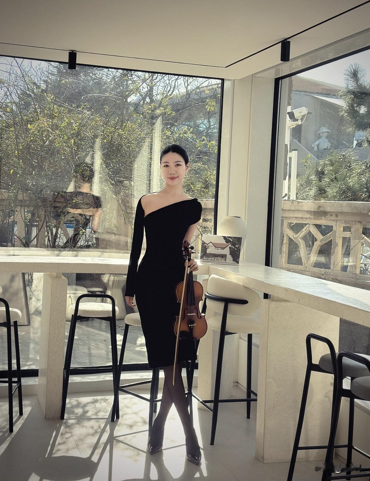 又纯又欲的女生，究竟有多招人喜欢这种女生的外貌有特点，清纯的面容搭配些许性感元素