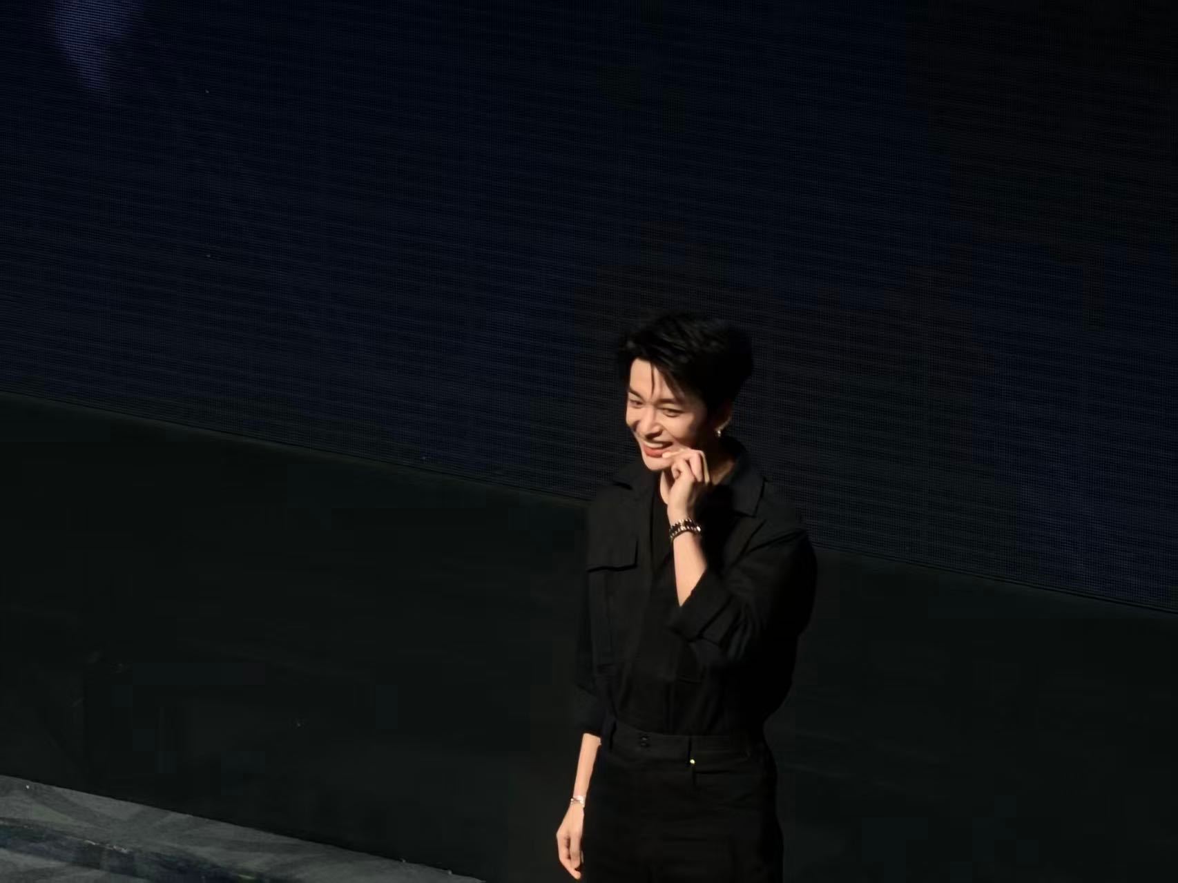 黄子弘凡现场开唱《惊天魔盗团3》新歌，那场面肯定超燃。他独特的嗓音，再配上电影的