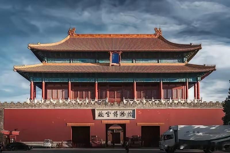 吴欢把两页纸并排对齐，放在桌上。左边是发黄的捐赠清单，右边是故宫给他的回函。
