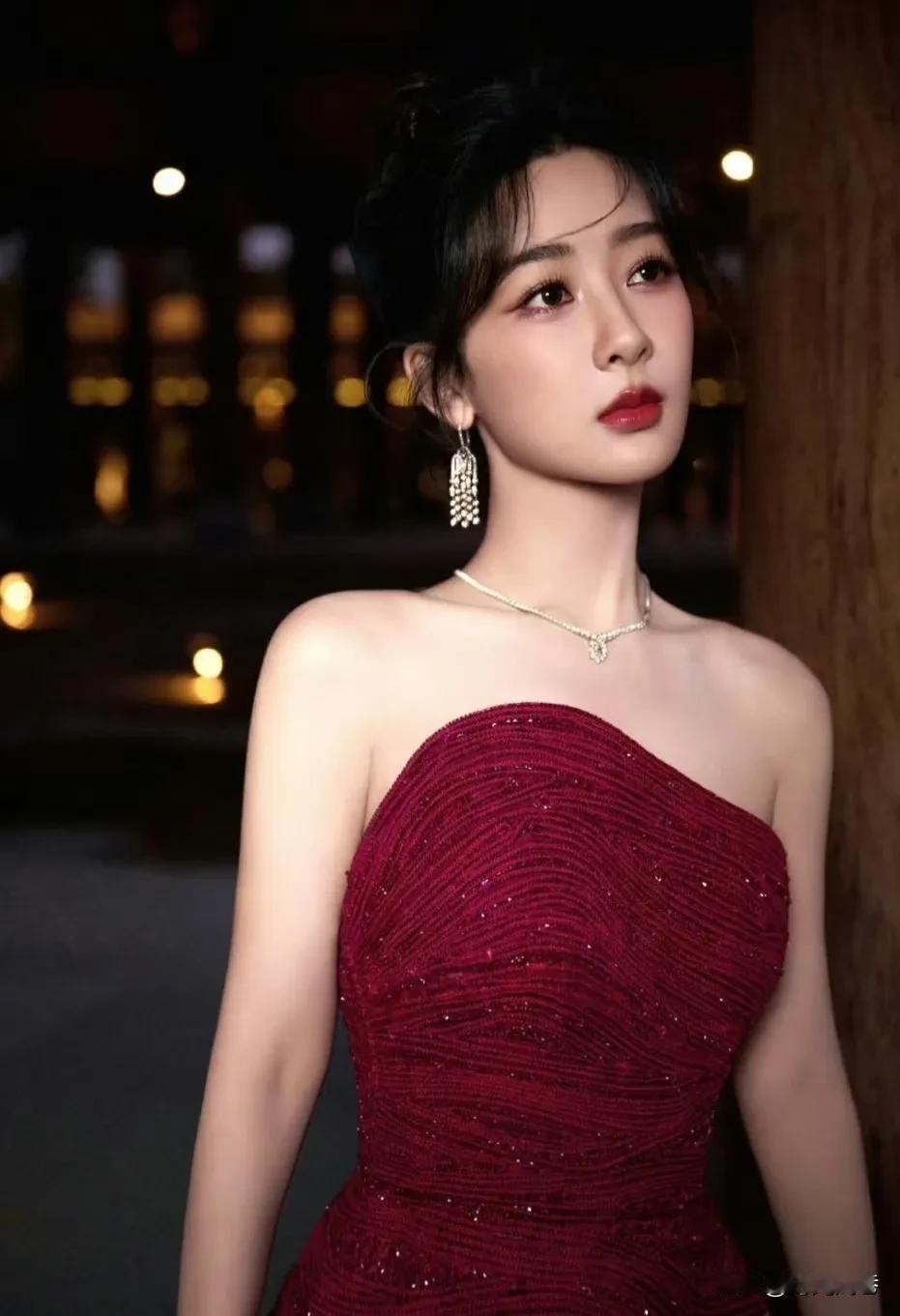 天啊！杨紫这大红唇大红裙这也太好看了吧。家有儿女中的小丫头，终究长成了成熟美艳的