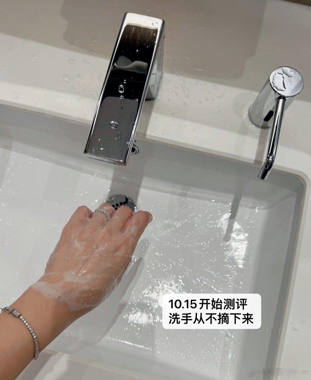 上个点睛的小戒指，非常精致。扛过了我这两周的摧残，完全无变化。我喜欢小饰品，每个