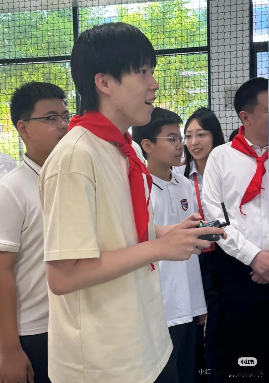 王楚钦做回快乐小孩儿。
今天魏桥俱乐部又去滨州参加校园活动，王楚钦也做回快乐小孩
