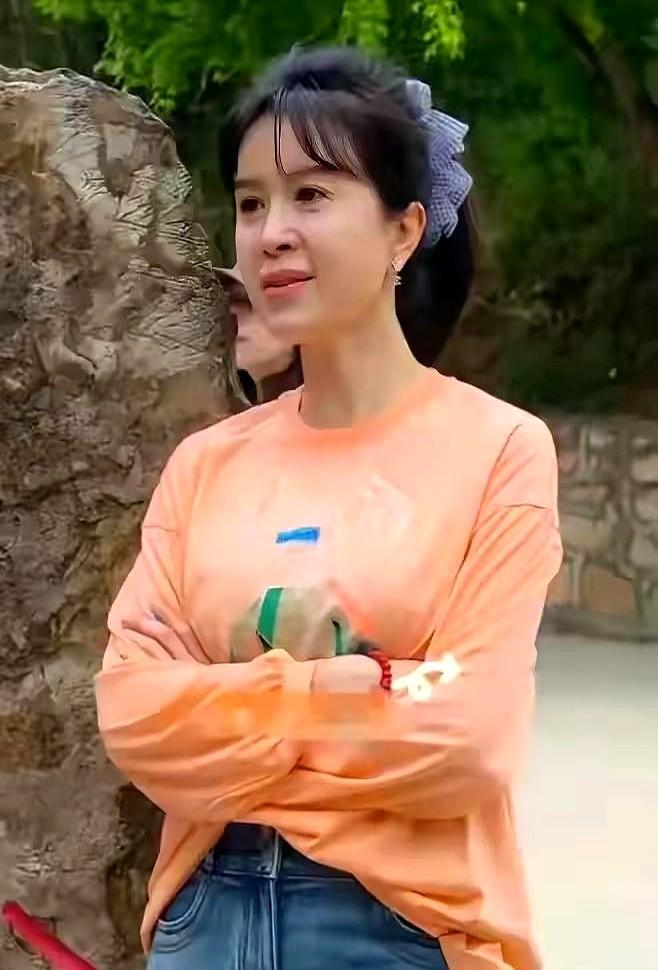 49岁金巧巧扎马尾被骂上热搜。

她只想把身体练出的腰线亮出来，却被镜头截成大妈