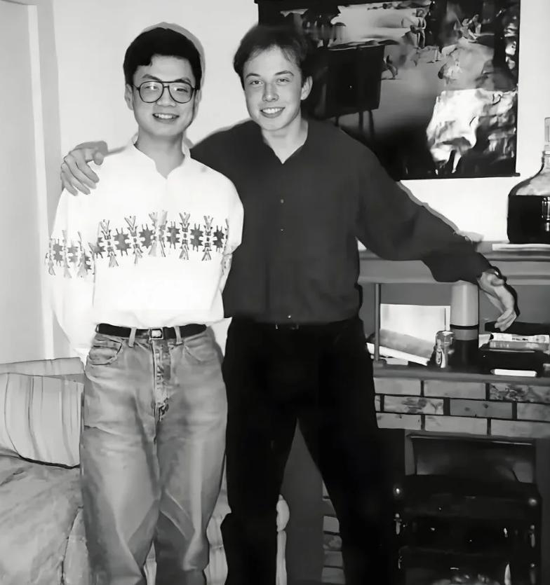 几张老照片，记录了马斯克跨越三十年的中国情怀，也见证了特斯拉的中国奇迹。

照片