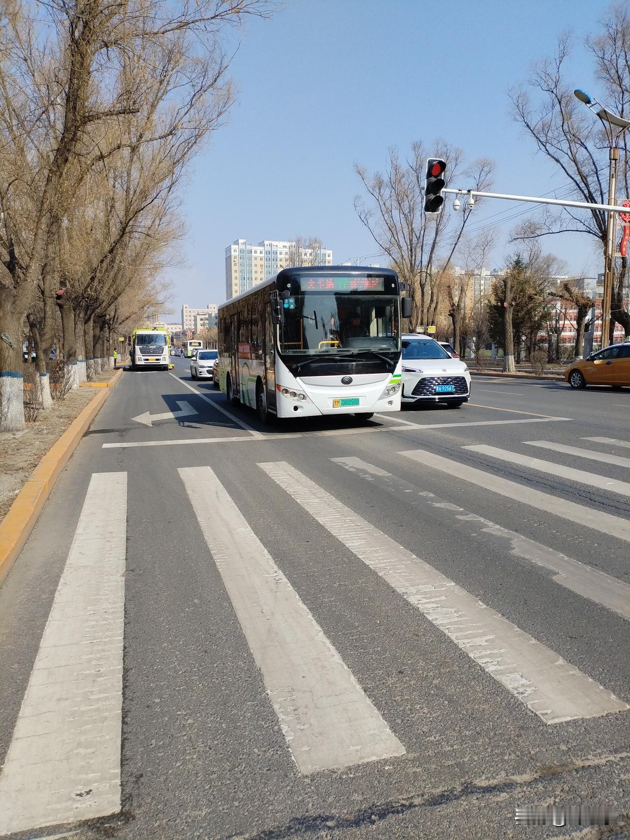 俄乌美三方会谈还有可能吗？我认为没有可能。
    有可能出现的是，俄美会谈，俄