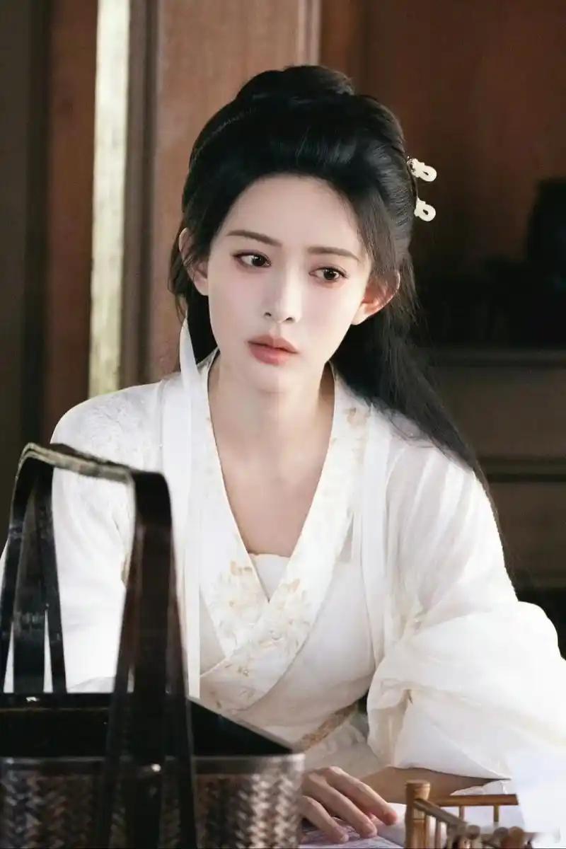 赵露思和虞书欣这两位95后流量小花曾经高调的腥风血雨，极致之后最近都不得不低调的